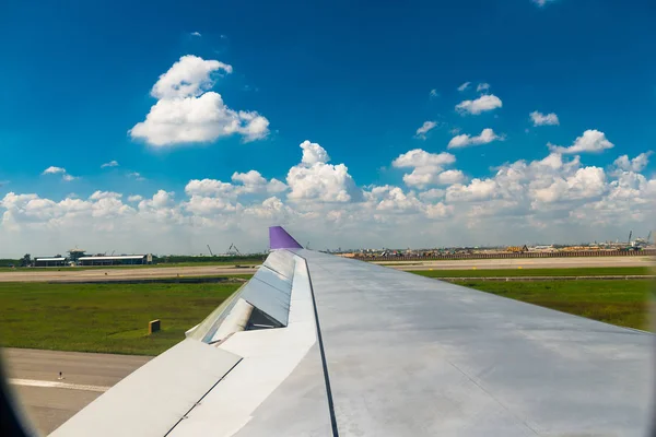 Controleren van de werking van alle vliegtuigen mechanismen voor flying — Stockfoto