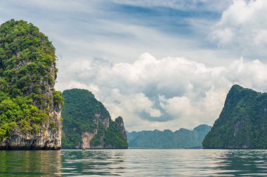 Cumulus bulutları pitoresk deniz güzel kayalar ile defne üzerinde, 