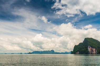 cumulus bulutları pitoresk dağların üzerinden ile güzel gökyüzü