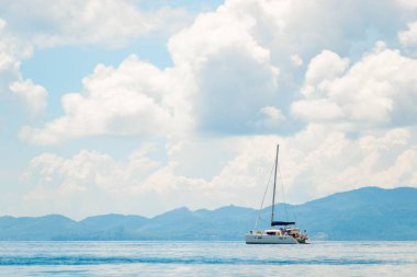 güzel deniz manzarası - denizin bir backdr karşı bir yat görünümünü