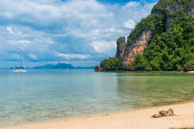Beyaz bir güzel tropik adalar yakınındaki soyundan yelkenli yat