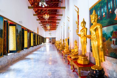 Bangkok, boş güzel ışık tapınak duvarları boyunca oturma