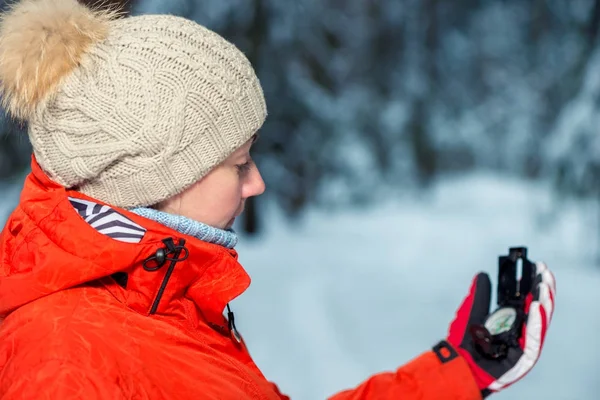 Porträtt av en flicka i en vinter skog med en kompass — Stockfoto