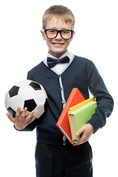 Ευτυχισμένος έξυπνος μαθητής με ένα εγχειρίδιο μπάλα ποδοσφαίρου για ένα λευκό bac — Φωτογραφία Αρχείου