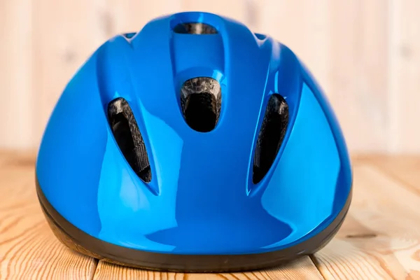 Blauwe helm voor fietsen op houten planken — Stockfoto