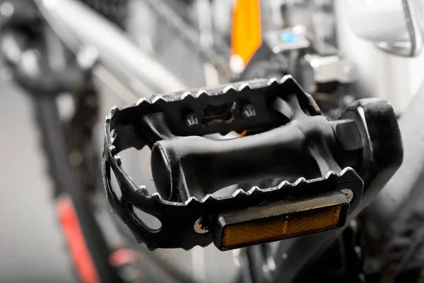 Close-up zwarte fiets pedaal met retroreflector — Stockfoto