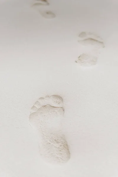 Close-up dari jejak kaki di pasir putih di sebuah pulau terpencil — Stok Foto