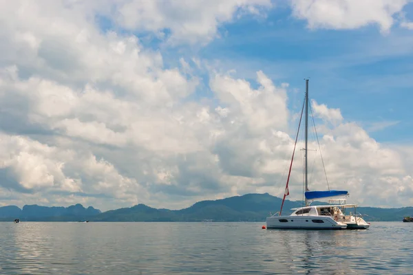 View on luxury yacht on the background of beautiful mountains in — Stock Photo, Image