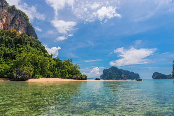 Foto krásné mořské scenérie v tropech, turistické letovisko v thajštině — Stock fotografie