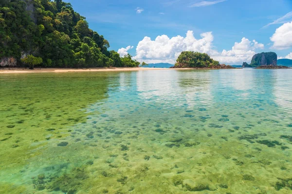 Kilátás nyílik a szigetekre a sekély vízben, az Andamán-tenger Krabi Resort — Stock Fotó