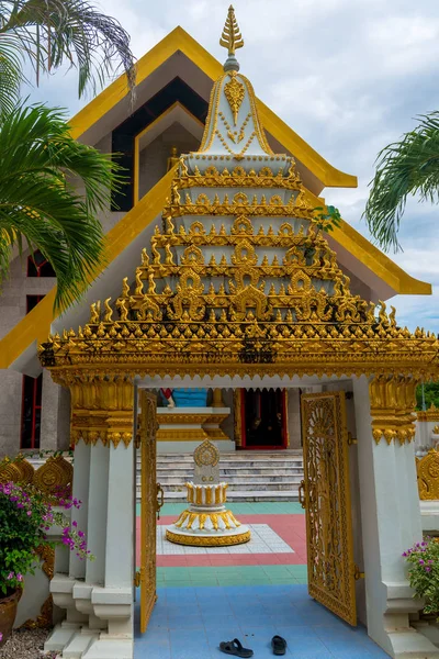 Beautiful temple in Thailand, entrance and a pair of shoes — Stock Photo, Image