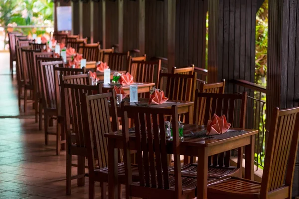 Empty tables with pink napkins on the veranda in the early morni — Stock Photo, Image