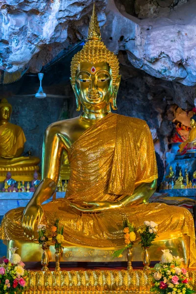 Deus Buda em roupas de ouro escultura de ouro na caverna do tigre — Fotografia de Stock