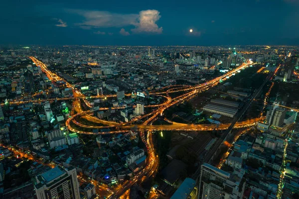 Wunderschönes Stadtbild einer Metropole bei Nacht aus einer Höhe, thailändisch — Stockfoto