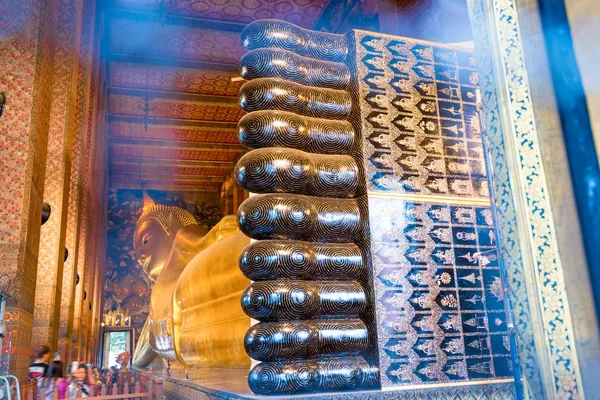 Beine liegender Buddha in einem Tempel in Thailand, Bangkok — Stockfoto