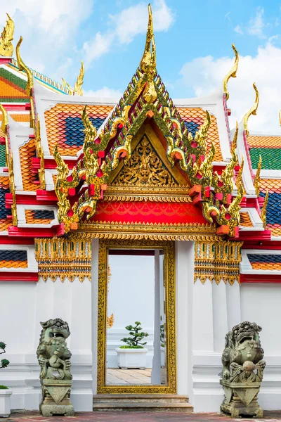 Beautiful decorative decoration architectural details of temples — Stock Photo, Image