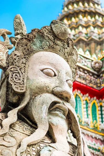 La cara de un guardia de piedra - escultura en el fondo de un templo , — Foto de Stock