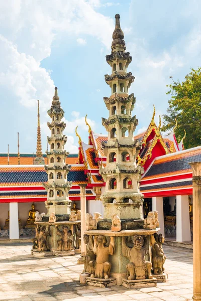 Beautiful traditional Thai architecture on the territory of the — Stock Photo, Image