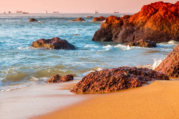 Schöne große Steine, die am Ufer des Meeres liegen. rot eingefärbt. — Stockfoto