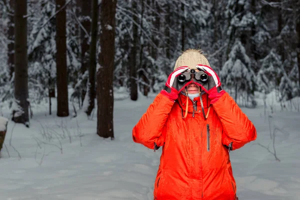 Turista mulher com binóculos na floresta de inverno — Fotografia de Stock