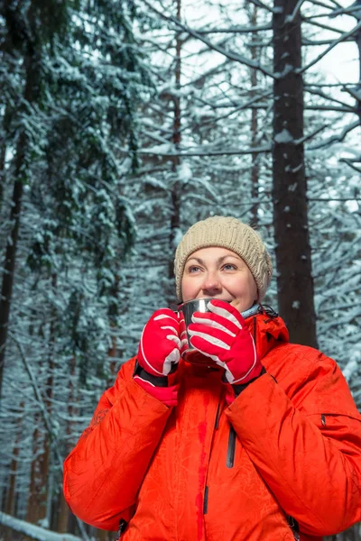 冬の f で熱いお茶の金属マグを持つ美しい少女 — ストック写真