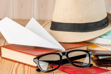 Kağıt Uçak, kitap, gözlük ve şapka seyahat yakın çekim için