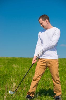 tam uzunlukta bir golfçü alanında bir sopayla portresi