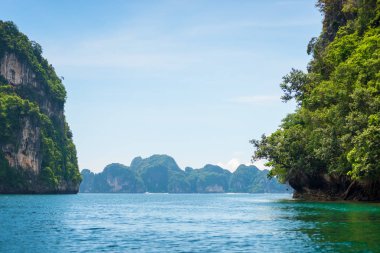 Adaları, kaya, Yeşil dağlar ve deniz temiz su ile-s