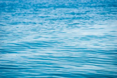 arka plan - bir hafif dalgalanma clos ile sakin bir deniz yüzeyine