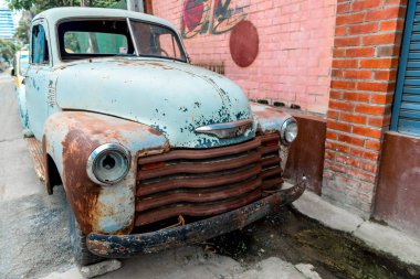 eski paslı retro araba binanın yakınında sokakta