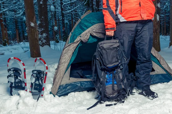 Zelten im Winterwald, ein Mann mit Rucksack — Stockfoto
