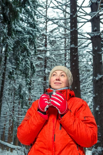 Ragazza sognante con tazza di tè caldo nella foresta invernale — Foto Stock