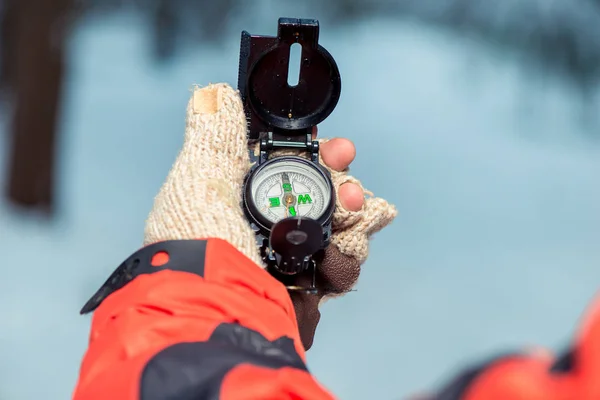 Nahaufnahme eines Kompasses in der Hand eines verlorenen Touristen im Winter — Stockfoto