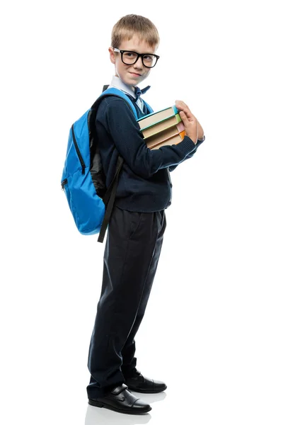 Portrait d'un écolier avec une balle et des manuels sur un bac blanc — Photo