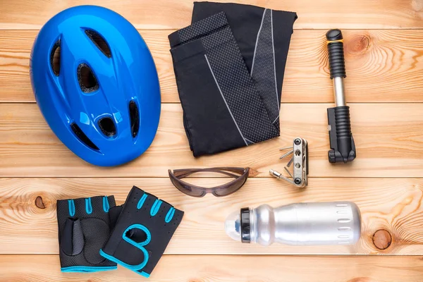 Schutzzubehör für Radfahren und Werkzeuge auf dem Holzboden — Stockfoto