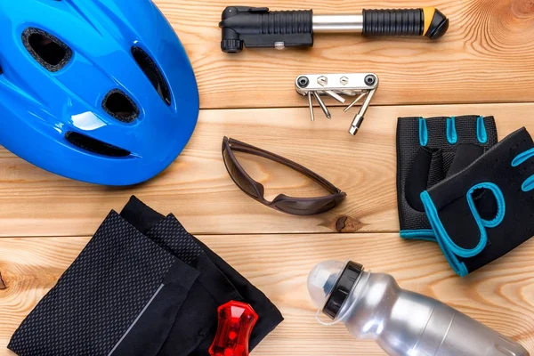 Set objecten voor fietsen op houten planken bovenaanzicht — Stockfoto
