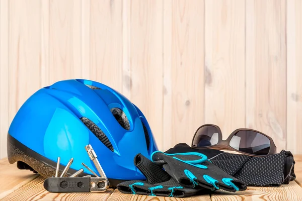 Helm, handschoenen en accessoires van de fietsen op een houten achtergrond — Stockfoto