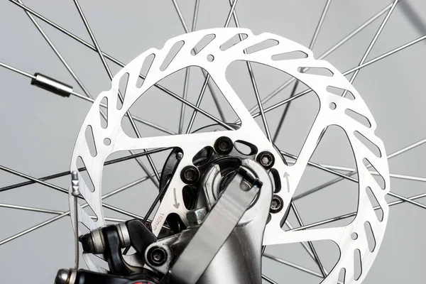 Блестящий тормозной горный велосипед крупным планом на сером фоне — стоковое фото