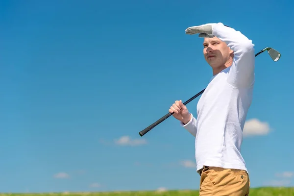 Orolig golfare ser sättet bollen flyttas i fältet — Stockfoto