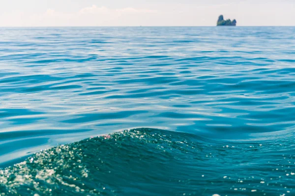 A wave and a small island on the horizon, Krabi, Thailand — Stock Photo, Image