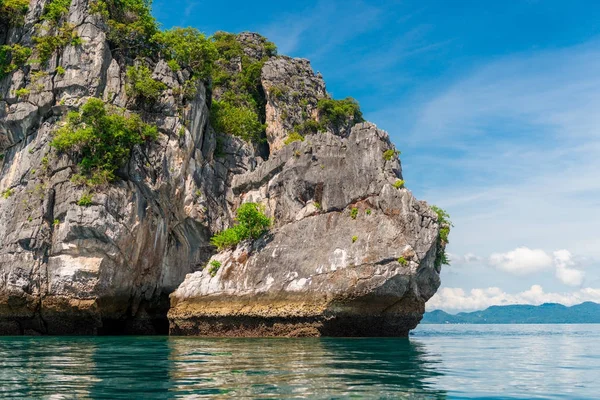 A gyönyörű szikla, az Andamán-tenger thaiföldi. Krabi üdülőhely — Stock Fotó