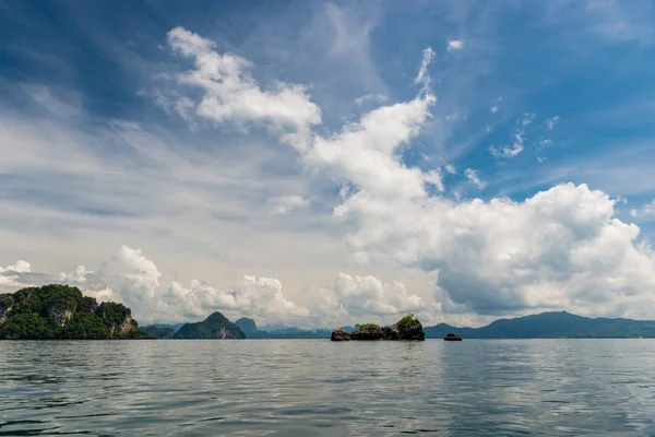 Krabi. magnifique paysage marin et vue sur la montagne à l'horizon - Th — Photo