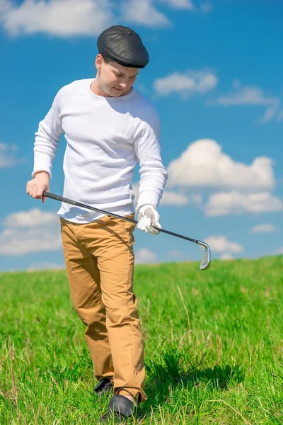 Güneşli bir günde bir golf kulübü ile golf oyuncu portresi — Stok fotoğraf