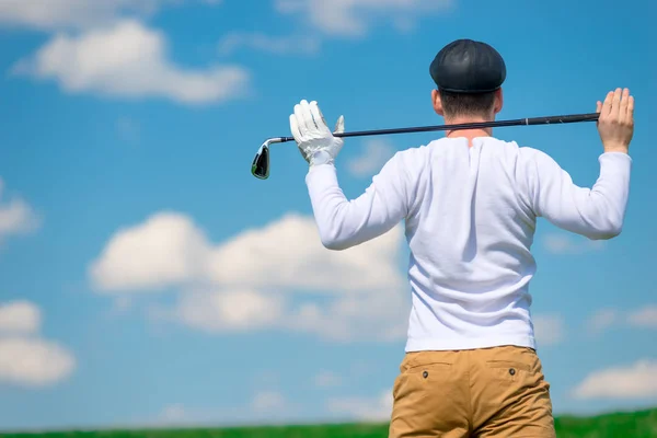 Golfista em um campo com um taco de golfe em seus ombros descansando afte — Fotografia de Stock