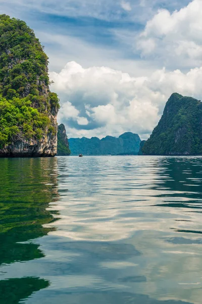 Függőleges festői seascape, a sziklák és az öbölre, Thailan — Stock Fotó