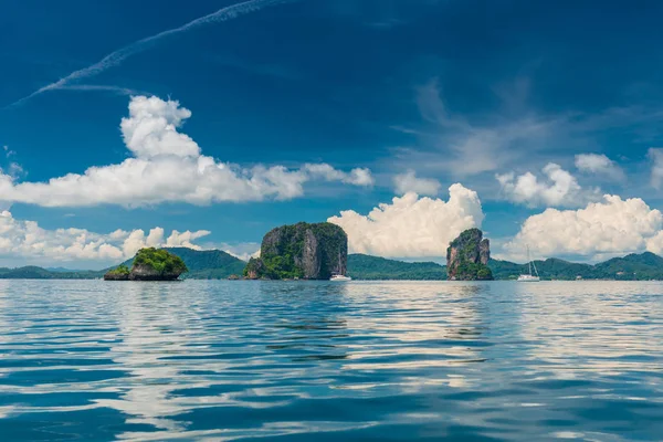 Kedvtelési célú hajók a következő látnivaló közelében: Thaiföld, a Krabi festői szigete — Stock Fotó