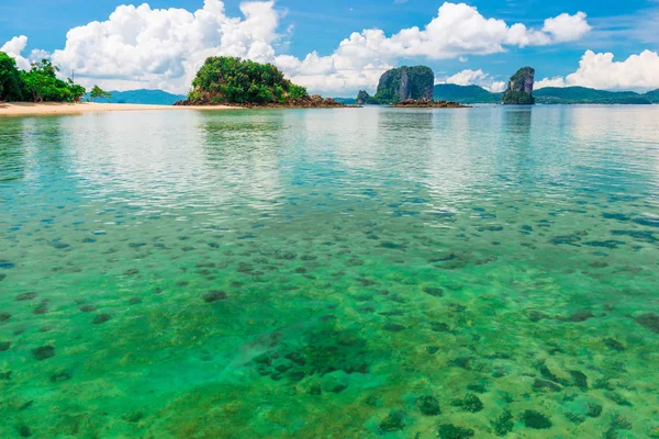 Ombre verte de l'eau de mer dans le bel endroit tropical de la Thaïlande — Photo