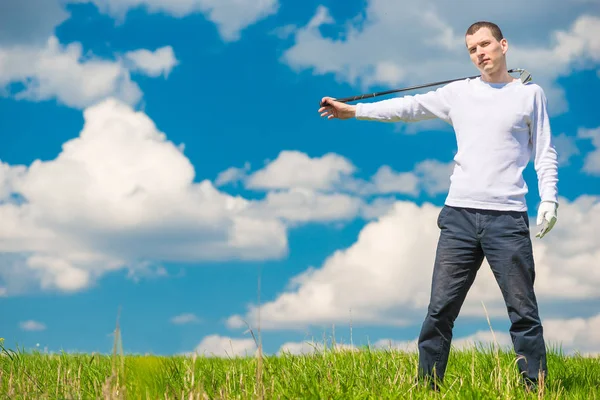 In the green field a successful golfer posing with a golf club o — Stock Photo, Image