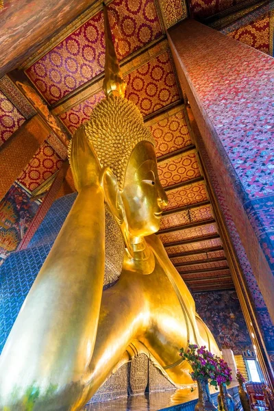 Großer liegender Buddha in einem Tempel in Bangkok, Nahaufnahme — Stockfoto