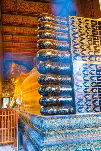 Jambes couché Bouddha dans un temple en Thaïlande, Bangkok — Photo